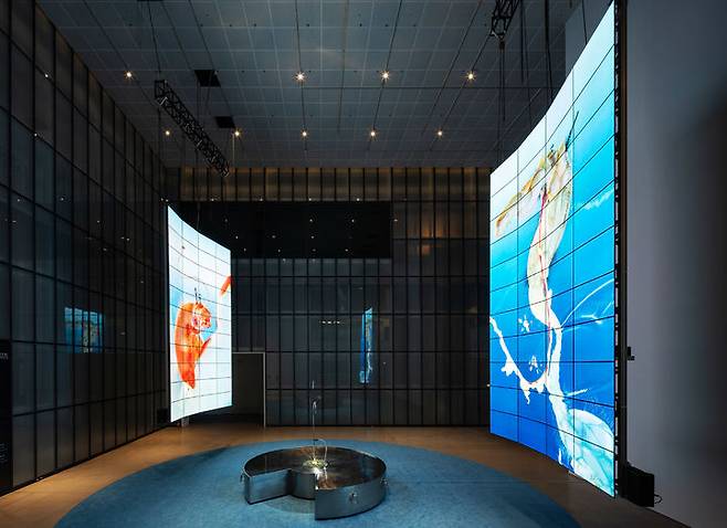 국립현대미술관 서울관에서 ‘MMCA X LG OLED 시리즈’로 전시된 추수 작가의 대형 설치 미술 ‘아가몬 대백과: 외부 유출본’. [국립현대미술관]