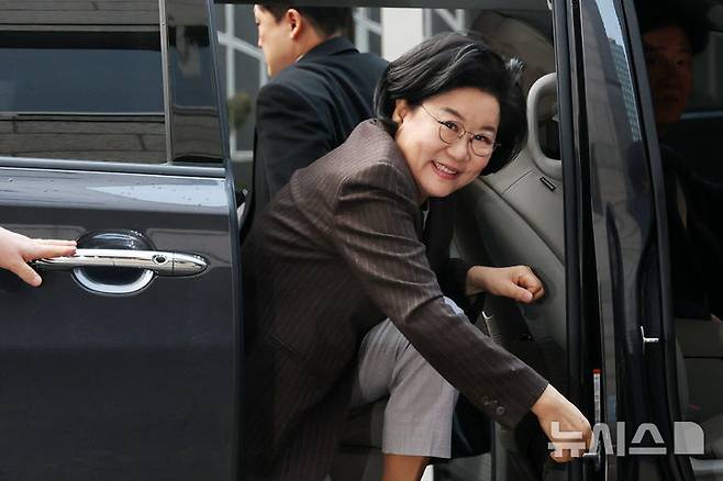 [서울=뉴시스] 조성우 기자 = 이혜훈 기획예산처 장관 후보자가 29일 오전 서울 중구 예금보험공사에 마련된 인사청문회 준비 사무실로 출근하고 있다. 2025.12.29. xconfind@newsis.com