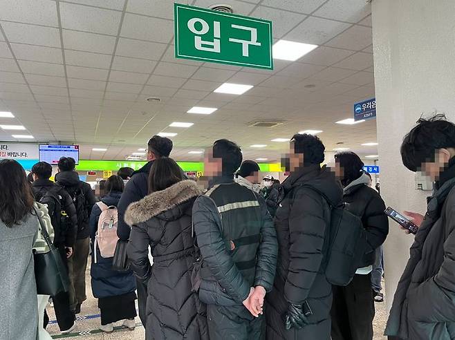 [서울=뉴시스]서부 운전면허시험장 입구까지 줄이 늘어섰다. 2025.12.29. *재판매 및 DB 금지 *재판매 및 DB 금지