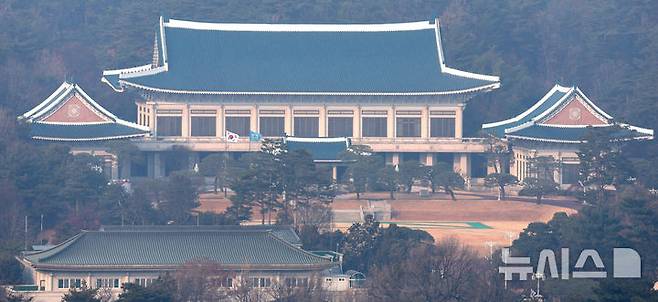 [서울=뉴시스] 추상철 기자 = 이재명 대통령의 청와대 업무가 시작된 29일 오전 서울 종로구 청와대에 태극기와 봉황기가 나란히 바람에 펄럭이고 있다. 2025.12.29. scchoo@newsis.com