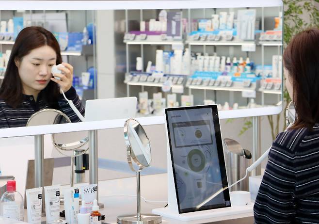 올리브영 압구정로데오점에서 고객이 스킨스캔 서비스를 이용하고 있다. CJ올리브영 제공
