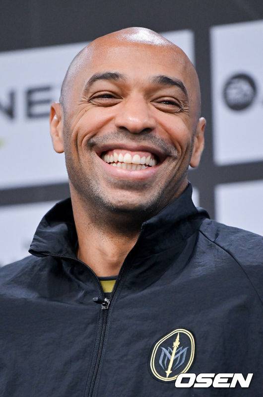 [OSEN=서울월드컵경기장, 박준형 기자] 19일 오후 서울월드컵경기장에서 ‘2024 넥슨 아이콘매치(이하 ‘아이콘 매치’)’ 이벤트 매치가 진행됐다.19일과 20일 양일간 서울월드컵경기장에서 열리는 아이콘 매치는 넥슨 축구 게임 'FC 온라인'과 'FC 모바일'에서 은퇴한 전설적인 선수들로 구성된 '아이콘 클래스'에 속한 은퇴 선수들이 한국 경기장에 모이는 이색 경기다. 공격수로만 구성된 'FC 스피어' 팀과 수비수로만 구성된 '실드 유나이티드' 팀이 '창과 방패'를 콘셉트로 대결을 펼쳐 공격수와 수비수 중 어느 포지션이 더 훌륭한지 판가름한다.미디어데이 인터뷰에서 FC스피어(공격수팀) 티에리 앙리 감독이 미소 짓고 있다.   2024.10.19 / soul1014@osen.co.kr