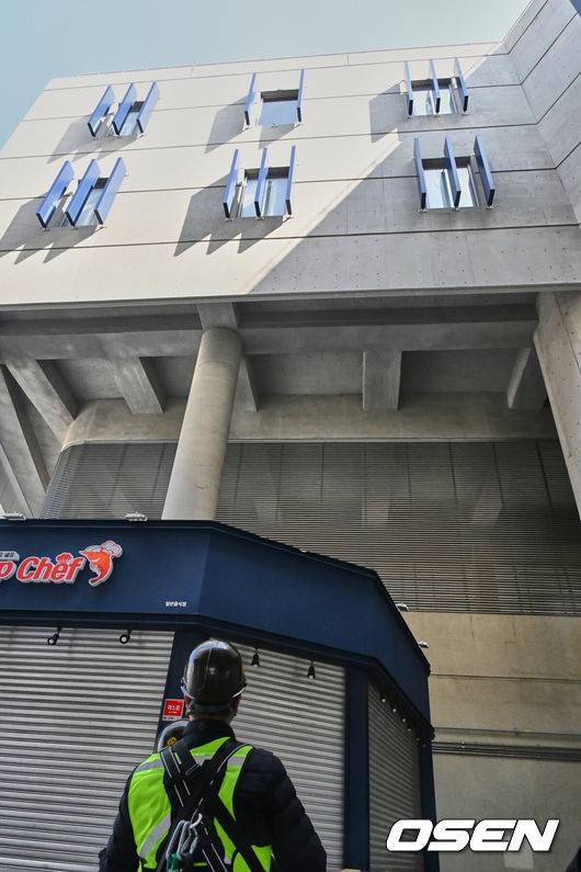 [OSEN=창원, 이석우 기자] 지난달 29일 LG 트윈스와 NC 다이노스와의 경기 중 3루 내야석 매점 부근 약 4층 높이에 있던 알루미늄 '루버'가 떨어져 관중이 사망하는 사고가 발생했다. 해당 사고의 여파로 지난 30일 LG와 NC의 경기는 즉각 취소됐고, 1일부터 3일까지 열리는 SSG 랜더스와의 경기는 3연전을 모두 취소했다. 또한 피해자 애도를 위해 1일 모든 경기는 전면 취소됐다. 관계자들이 창원NC파크 사고 현장을 체크하고 있다. 2025.04.01 / foto0307@osen.co.kr