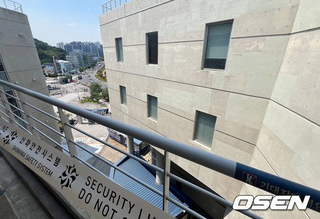 [OSEN=창원, 이석우 기자] 30일 창원NC파크에서 2025 신한 SOL 뱅크 KBO 리그 NC 다이노스와 한화 이글스의 경기가 열린다. 홈팀 NC가 긴 방황을 끝내고 홈구장으로 돌아왔다.창원NC파크 외벽 구조물 추락 사고로 야구팬이 사망한 사고의 원인이 된 루버가 제거되어 있다. 2025.05.30 / foto0307@osen.co.kr