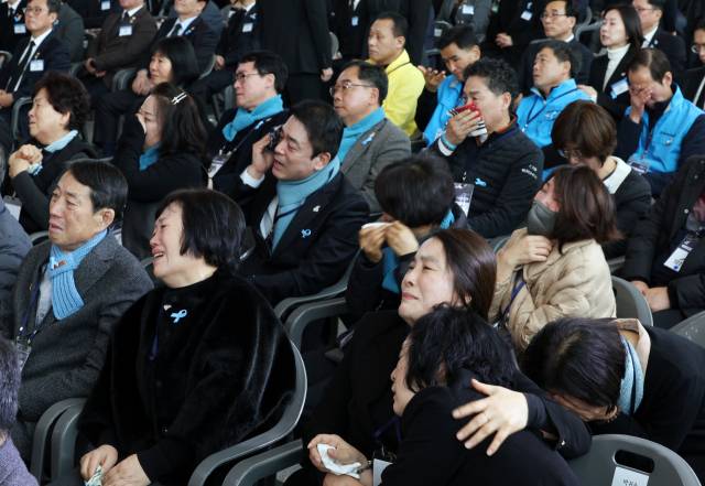 ▲29일 오전 전남 무안국제공항에서 열린 12·29 제주항공 여객기 참사 1주기 추모식에서 유가족들이 눈물을 흘리고 있다. ⓒ연합뉴스