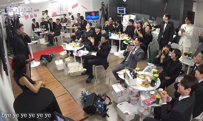 ‘제3회 핑계고 시상식’ 한 장면.&nbsp;유튜브 채널 ‘뜬뜬’ 갈무리