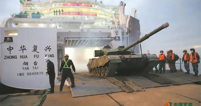 중국 민간 페리를 이용해 운반되는 중국군 전차. 출처 chinamil.com.cn