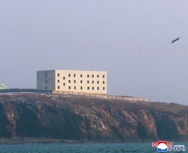 북한이 28일 서해상에서 진행한 장거리 전략순항미사일 발사 훈련 장면이라고 조선중앙통신이 29일 전했다. 사진은 표적 건물을 향해 접근하는 순항미사일. 연합뉴스