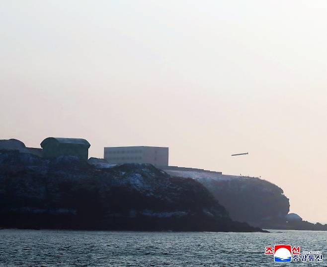 북한이 28일 서해상에서 진행한 장거리 전략순항미사일 발사 훈련 장면이라고 조선중앙통신이 29일 전했다. 사진은 순항미사일이 표적 건물을 향해 저고도로 비행하는 모습. 연합뉴스