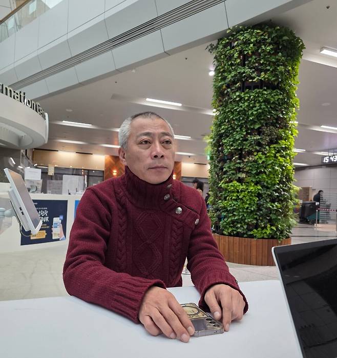 12월24일 전남 무안국제공항에서 취재진과 만난 김성철 여객기참사 유가족협의회 추모사업부 상임이사 ⓒ시사저널 이태준