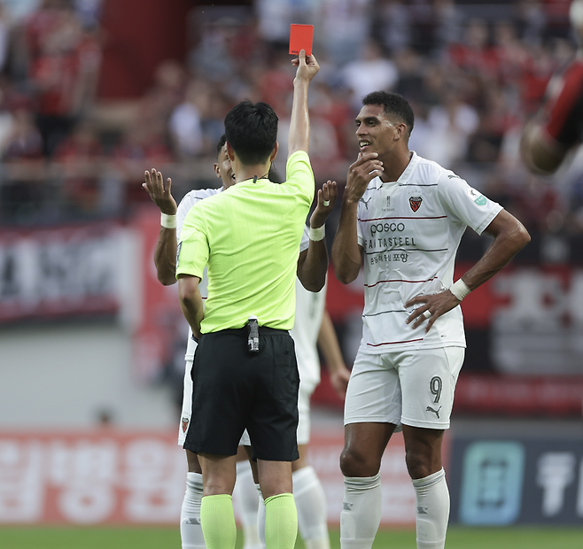 K리그1 심판이 레드카드를 뽑고 있다. 프로축구연맹 자료사진