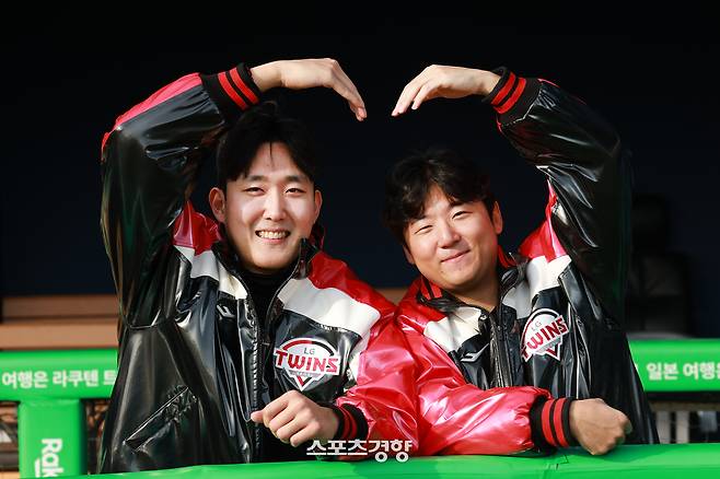 LG 좌완 선발 투수 손주영(왼쪽)과 송승기가 지난 12일 서울 잠실야구장에서 스포츠경향과 인터뷰 한 뒤 같이 하트를 만들며 쑥스러워 하고 있다. 정지윤 선임기자