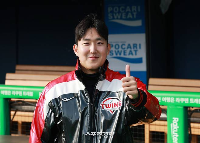 LG 좌완 선발 투수 손주영이 지난 12일 서울 잠실야구장에서 스포츠경향과의 인터뷰에 앞서 포즈를 취하고 있다. 정지윤 선임기자