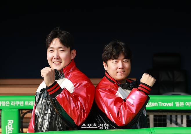 LG 좌완 선발 투수 손주영(왼쪽)과 송승기가 지난 12일 서울 잠실야구장에서 스포츠경향과의 인터뷰에 앞서 포즈를 취하고 있다. 정지윤 선임기자