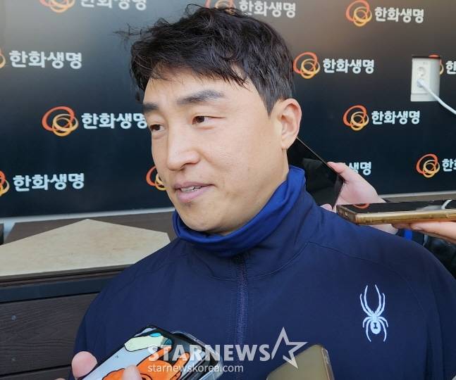 한화 손아섭이 한국시리즈 3차전을 앞두고 취재진과 인터뷰를 하고 있다. /사진=안호근 기자