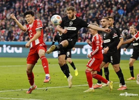 김민재(왼쪽)가 지난 11월 독일 뮌헨의 알리안츠 아레나에서 열린 2025~2026시즌 독일 분데스리가 12라운드 경기 중 상대 선수와 볼 경합하고 있다. /AFPBBNews=뉴스1