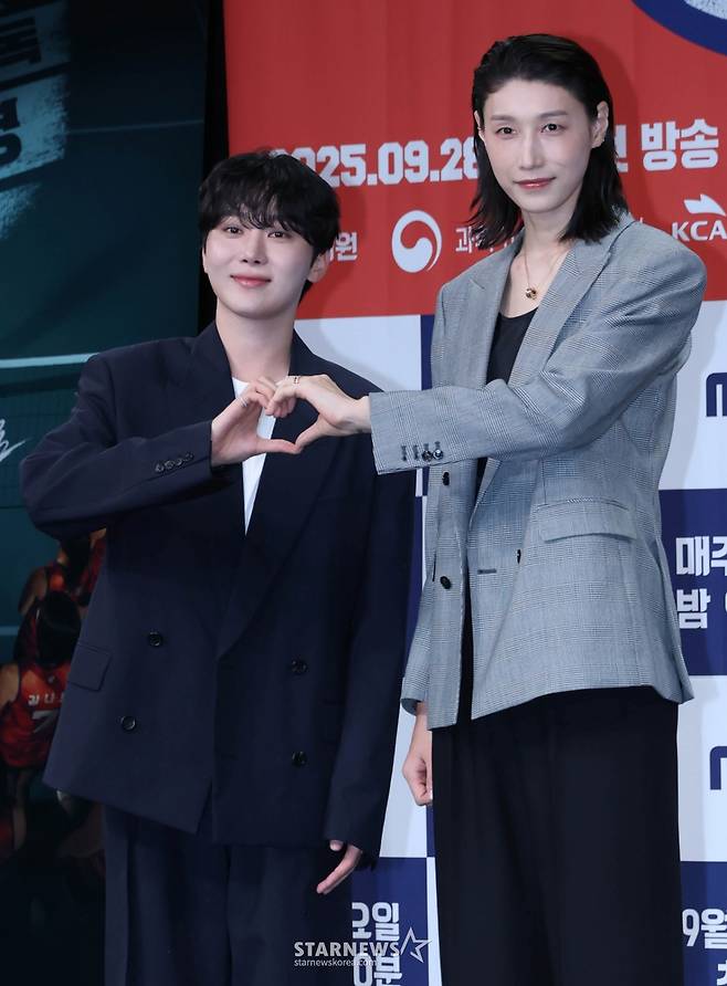 세븐틴 승관, 전 국가대표 배구 선수 김연경이 24일 오후 서울 마포구 상암동 MBC에서 진행된 예능프로그램 '신인감독 김연경' 제작발표회에 참석해 포즈를 취하고 있다.  신인감독으로 돌아온 배구계의 전설 배구황제 김연경의 구단 창설 프로젝트 '신인감독 김연경'은 오는 28일 첫 방송된다. /2025.09.24 /사진=이동훈 photoguy@