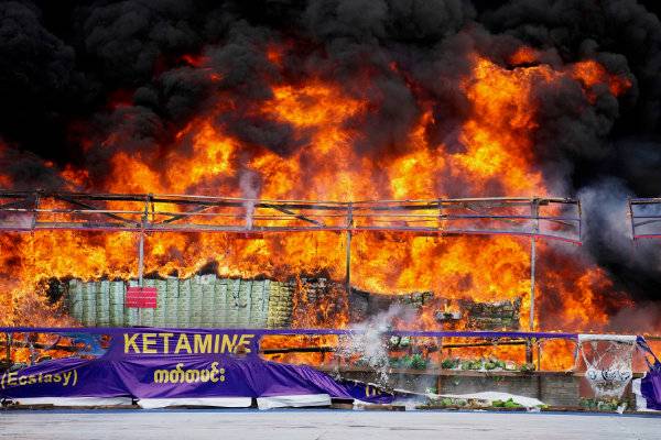 6월 26일(현지 시간) 미얀마 양곤 외곽에서 ‘국제 마약 남용 및 불법 거래 반대의 날’을 기념해 불법 마약류가 소각되고 있다. 뉴시스