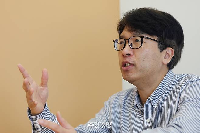 고정근 블루닷 대표가 지난 12월 18일 서울 종로구 공익연구소 블루닷 사무실에서 주간경향과 인터뷰하고 있다. 정효진 기자