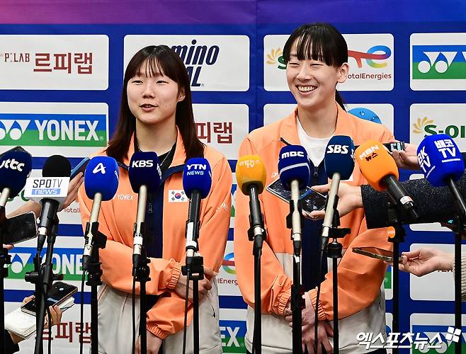 중국 매체 시나스포츠는 26일(한국시간) 세계배드민턴연맹(BWF)가 추진 중인 15점제 3세트 도입에 대해 찬성했다. 매체는 안세영(삼성생명·세계 1위)과 이소희(인천국제공항)-백하나(MG새마을금고) 조가 각각 우승을 차지했던 2025 BWF 월드투어 파이널 여자 단식과 여자 복식 결승전에서 일부 관중들이 졸고 있었다며 경기 시간을 단축해야 한다고 주장했다. 엑스포츠뉴스DB