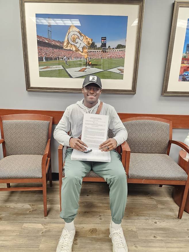 김원형 감독이 이끄는 두산 베어스가 2026시즌을 함께할 외국인 타자로 다즈 카메론을 영입했다. 두산 구단은 29일 카메론과&nbsp;총액 100만 달러(약 14억원)에 계약했다고 공식 발표했다. 외국인 투수로는 2025시즌 1선발로 활약했던 잭 로그와 재계약, 2020시즌 한국시리즈 진출에 기여했던 크리스 플렉센의 복귀로 원투펀치 구성을 마친 가운데 외국인 타자 쿼터도 채워졌다.&nbsp;두산 베어스