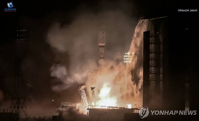 이란 인공위성, 러 로켓으로 발사 (로스코스코스/AFP=연합뉴스) 28일(현지시간) 이란 인공위성 3기를 싣고 우주로 발사되고 있는 러시아 소유스 로켓. 2025.12.29 photo@yna.co.kr