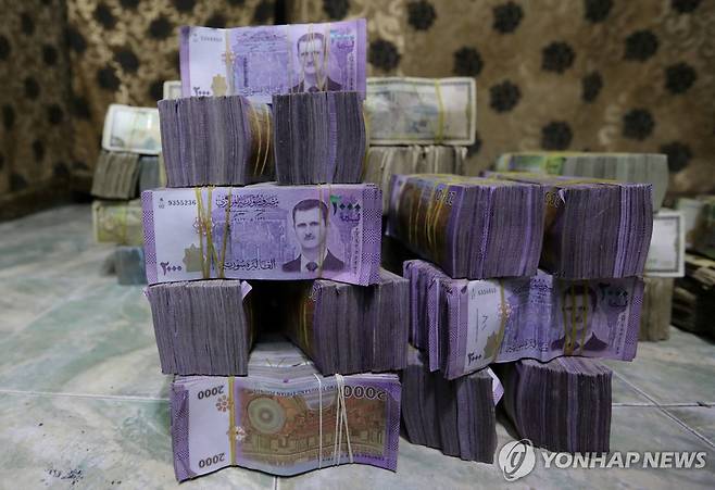 기존 시리아 화폐. 옛 독재자 바샤르 알아사드의 얼굴이 그려져 있다. [로이터 연합뉴스 자료사진. 재판매 및 DB 금지]
