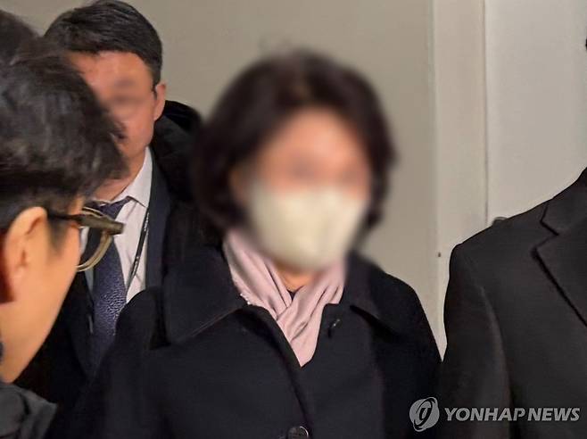 경찰 조사 마친 정원주 씨 (서울=연합뉴스) 김채린 수습기자 = 한학자 총재의 전 비서실장인 정원주씨(가운데)가 경찰 조사를 마친 후 28일 서울 서대문구 경찰청을 나서고 있다. 2025.12.28 lynn@yna.co.kr