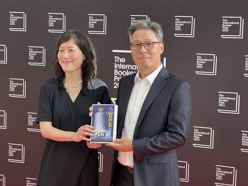 '고래' 천명관 작가와 김지영 번역가 [연합뉴스 자료사진]
