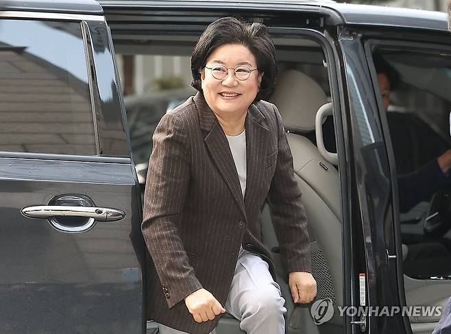 미소 보이는 이혜훈 기획예산처 장관 후보자 (서울=연합뉴스) 김성민 기자 = 이혜훈 기획예산처 장관 후보자가 29일 서울 중구 예금보험공사에 마련된 인사청문회 준비 사무실로 향하며 미소를 보이고 있다. 2025.12.29 ksm7976@yna.co.kr