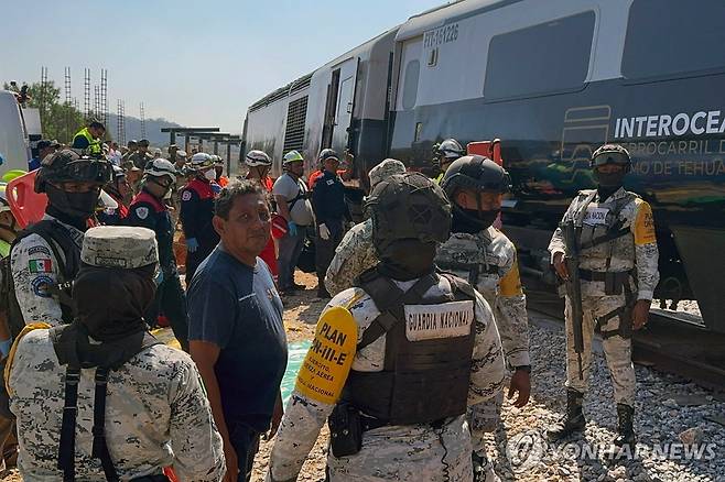 28일(현지시간) 멕시코 열차 탈선 현장 [아순시온익스탈테펙<멕시코 오악사카주> AFP=연합뉴스. 재판매 및 DB 금지]