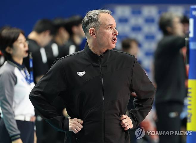 작전 지시 내리는 마우리시오 파에스 감독 (서울=연합뉴스) 김성민 기자 = 30일 서울 장충체육관에서 열린 2024-2025 프로배구 V리그 우리카드와 OK저축은행의 경기. 우리카드 마우리시오 파에스 감독이 작전 지시를 내리고 있다. 2025.1.30 ksm7976@yna.co.kr