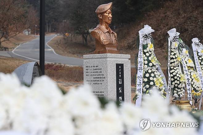 부대에 마련된 추모비 (홍천=연합뉴스) 강원 홍천군 아미산에서 훈련 중 순직한 고(故) 김도현(사망 당시 20) 상병의 1주기인 지난 11월 홍천군 제3군단 제20여기갑여단에서 김 상병 추모비 제막식이 열렸다. [연합뉴스 자료사진]