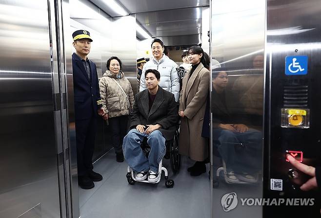 '1역사 1동선 확보' 교통약자 대표들과 승강기 오른 오세훈 서울시장 (서울=연합뉴스) 김주형 기자 = 오세훈 서울시장이 29일 서울 강서구 화곡동 5호선 까치산역에서 열린 '전역사 1역사 1동선 확보 기념식'을 마친 뒤 교통약자 대표들과 함께 승강기에 탑승하고 있다. 
    1역사 1동선이란 교통약자가 엘리베이터를 이용해 지상에서 승강장까지 타인의 도움 없이 이동할 수 있는 동선을 말한다. 2025.12.29 [공동취재] kjhpress@yna.co.kr