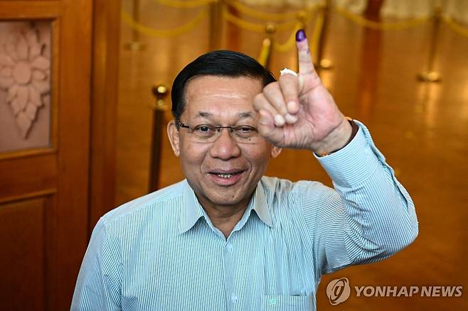 미얀마 군사정권 수장 투표 미얀마 군사정권 수장인 민 아웅 흘라잉 최고사령관이 지난 28일(현지시간) 수도 네피도의 투표소에서 투표를 마친 모습.
[AFP 연합뉴스 자료사진. 재판매 및 DB 금지]