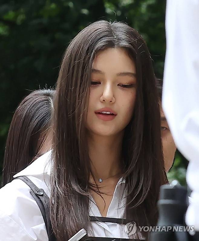 조정기일 출석하는 다니엘 (서울=연합뉴스) 이재희 기자 = 기획사 어도어와 전속계약 분쟁 중인 그룹 뉴진스의 다니엘이 14일 서울 서초구 서울중앙지방법원에서 열린 전속계약 유효확인 소송 1심 조정을 위해 법원으로 들어서고 있다. 2025.8.14 scape@yna.co.kr