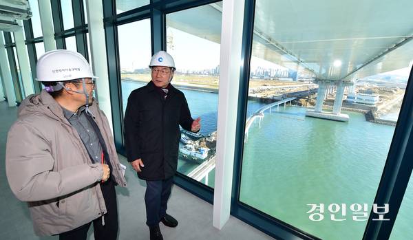 유정복 인천시장이 30일 오전 제3연륙교 건설현장을 찾아 하부 전망대 시설을 점검하고 있다. 2025.12.30 /조재현기자 jhc@kyeongin.com