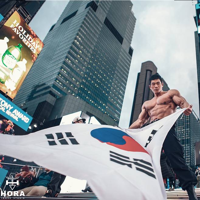 ▲ '경찰 달력'을 기획한 박성용 경위가 미국 타임스퀘어에서 퍼포먼스를 하는 모습. /사진제공=박성용 경위