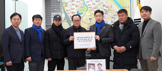▲ 미사입주자대표회의연합회는 지난 27일 9호선 연장사업 조속 개통을 촉구하는 성명서를 김용만 의원에게 전달했다. /사진제공=김 의원실