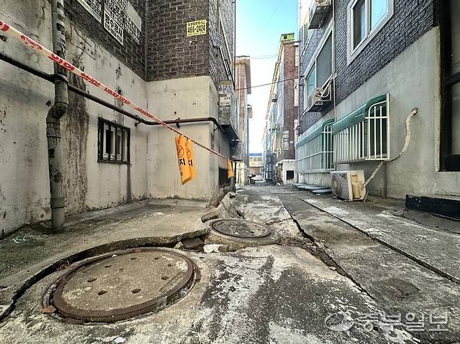 30일 오전 인천 남동구 만수5동에 위치한 한 빌라 인근 보도 모습. 지반 침하로 인해 갈라지거나 부서져 있다. 사진=장수빈 기자