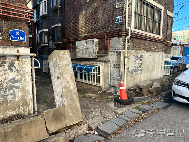 인천 남동구 만수5동의 한 빌라 입구의 담벼락이 파손돼 기울어져 있다. 사진=장수빈 기자