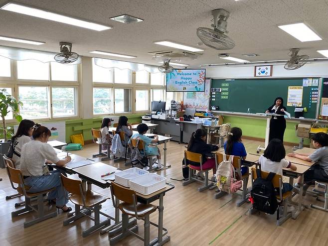 영흥발전의 지원으로 선택형 교육프로그램 영어회화를 배우고 있는 영흥초교 학생들. <영흥발전본부 제공>