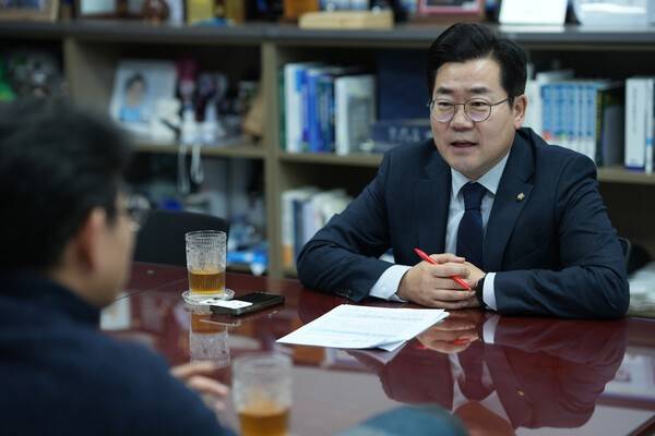 기호일보와 인터뷰 중인 박찬대 의원. /유지웅 기자