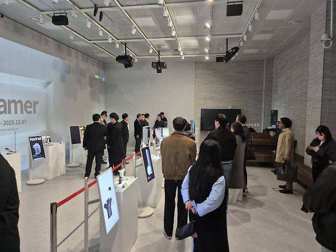 지난 12월 중순에 개최한 충남대 2025년 실용화 캡스톤 디자인 성과 전시회. 대학 구성원뿐 아니라 여러 기업체, 지자체 관계자들도 찾아 학생 작품들을 둘러봤다. (사진=충남대 제공)