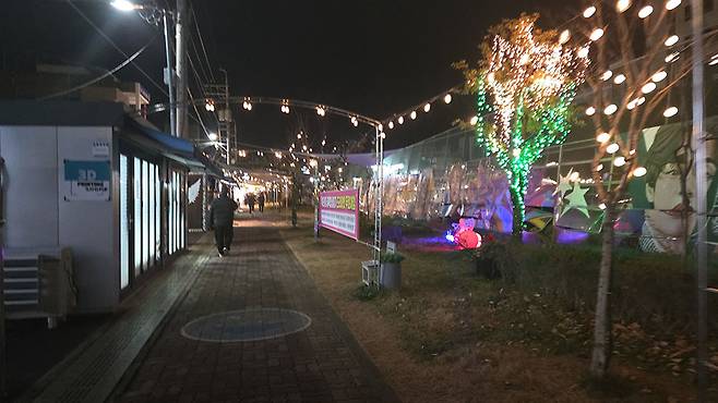 지난 주말인 27일 오후 8시께 광주 남구 백운광장 스트리트 푸드존은 영하권의 추운 날씨에도 먹거리를 찾아 온 손님들로 북적였다(사진 上). 반면 다음날인 28일 오후 7시께는 눈에 띄게 한산한 모습이었다(사진 下)./서형우 기자