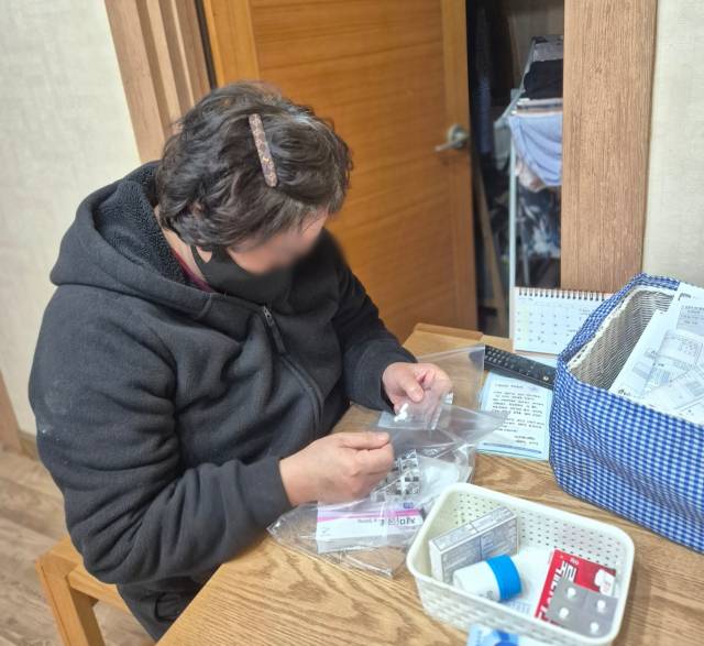 길소정(61·가명) 씨가 자신이 먹는 약들을 설명하고 있다. 신중언 기자