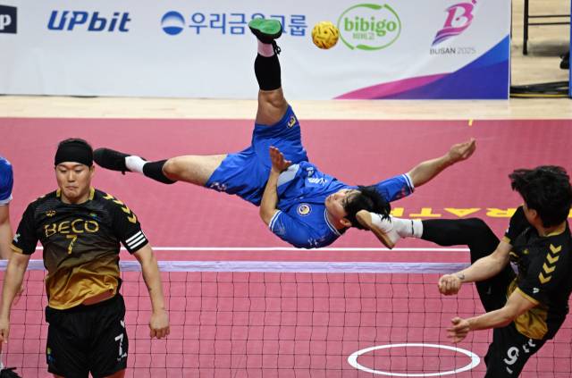 제106회 전국체육대회 세탁타크로 남자일반부 결승에서 경남체육회 이준욱(가운데)이 공격하고 있다./경남신문DB/