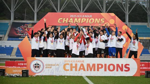 K3리그 우승을 조기 확정한 김해FC2008 선수들이 지난 11월 8일 시즌 마지막 경기에서 우승 트로피를 들어 올리고 있다./김태형 기자/