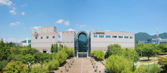 올해 문화계 인사들의 잇단 막말 논란이 도마에 올랐다. 사진은 창원문화재단 전경./경남신문DB/