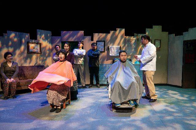 극단 미소 '대찬이발소' 공연 장면.